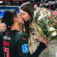 El romántico Osorio regala flores tras su gol en Dinamarca