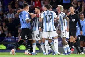 Lionel Messi haciéndose el &quot;choro&quot; con Mathias Olivera (Getty Images)