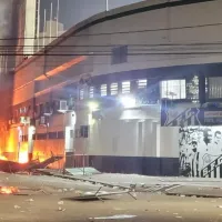 Santos vive noche de terror tras descenso: Graves incidentes y queman auto de jugador