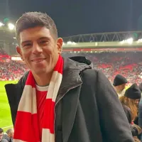 Fue un red más: Esteban Pavez pasa sus vacaciones hinchando por Liverpool en Anfield