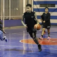 Erick Pulgar disfruta de un partido de básquetbol junto a su familia en Antofagasta