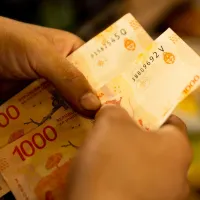 Como en el Monopoly: Milei creará nuevos billetes en Argentina y esto valen en pesos chilenos
