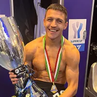 Alexis Sánchez festeja su nuevo título y posa junto al trofeo de la Supercopa de Italia