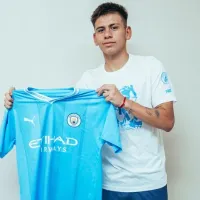 La nueva joya del fútbol argentino ya posa con la camiseta del Manchester City