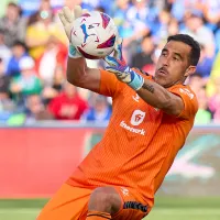 Claudio Bravo aparece entrenando con todo y a \&#039;pata pelada\&#039; para volver en el Betis y La Roja de Gareca