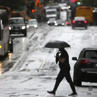 ¿Se mantienen las bajas temperaras este viernes? Cómo estará el clima en Santiago tras la lluvia