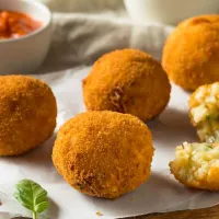 Receta de Arancini: Deliciosas bolitas de arroz italianas ricas y fáciles de preparar