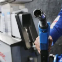 Advierten grandes alzas de combustible en Chile: Esto podría subir la bencina este mes