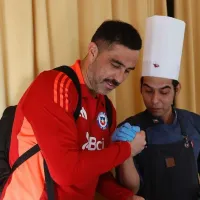 Claudio Bravo se saca los guantes para preparar el desayuno de la Roja