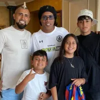 El tremendo reencuentro de Arturo Vidal con Ronaldinho: ＂Muchas gracias, leyenda＂