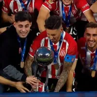 Estudiantes le entrega Copa de la Liga a Javier Altamirano para que la levante