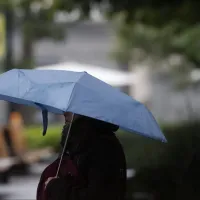 Cortes de luz en Santiago por la lluvia: Revisa cómo está funcionando CGE y Enel en tu comuna