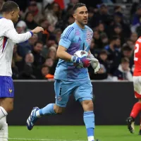 La selección y algo más: Claudio Bravo viaja a Chile para definir su futuro