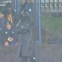 Sólo se le ven los ojos: DT de Gremio y una particular pinta en medio del lluvioso partido ante Huachipato por Libertadores
