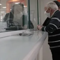¿No recibes la PGU? Conoce tres otros bonos para pensionados para postular en Chile