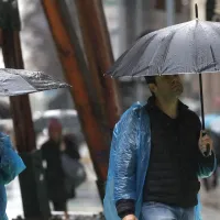 Lluvia para este jueves: ¿Dónde comprar impermeables, capas o botas y cuánto cuestan?