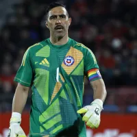 Claudio Bravo la rompe en la selección chilena con sus guantes de marca, modelo y fabricación propia