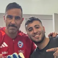 El tremendo regalo de Claudio Bravo al barbero de la Roja antes del viaje a Copa América