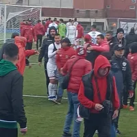 Hinchas de Unión La Calera invaden la cancha para encarar al plantel tras nueva derrota