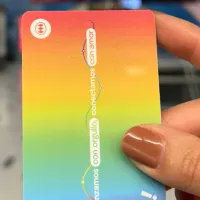 ¿En qué estaciones de Metro puedo conseguir la tarjeta Bip! del Día del Orgullo?