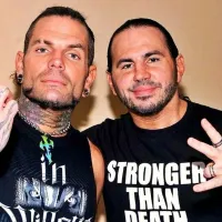 Jeff Hardy se une a su hermano Matt y posa con la camiseta de Colo Colo