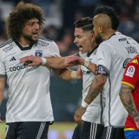 A los empujones: Arturo Vidal y el Peluca Falcón se enfrascan en una pelea en pleno partido de Colo Colo