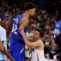 El más grande contra el más pequeño: hilarante imagen en el duelo entre Japón y Francia del básquetbol