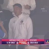 Curiosa imagen: hinchas de U. de Chile le piden saludos a Cortés y Paiva en el Superclásico