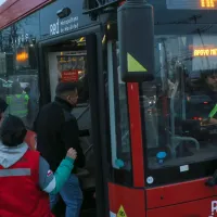¿Con qué tarjeta se puede pagar $360 en el pasaje del Metro y Buses y cómo obtenerla?