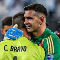 El cerro de elogios de Dibu Martínez a Claudio Bravo en su último partido como profesional