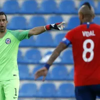 “Lo quieren escupir...”: Claudio Bravo lamenta maltrato de hinchas contra Arturo Vidal