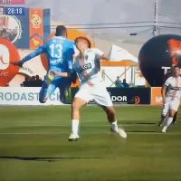 Jugador de Cobresal queda nocaut y se desmaya: tenso momento tras chocar con el arquero de la UC