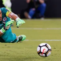 “Viene con algo”: Claudio Bravo revela a su heredero en el arco de la selección chilena