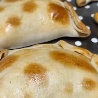 Con carne picada y un pino jugoso: Aquí venden la mejor empanada de pino ganadora del 2024