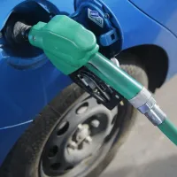 ¡Baja el precio de la bencina! ENAP da a conocer qué pasa con los combustibles este jueves