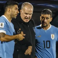 En Uruguay acusan a Bielsa de provocar retiro de Luis Suárez: 'No lo aguantan más'