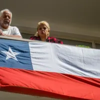 ¿Cómo colocar la bandera chilena en la ventana?