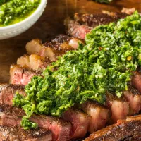 ¿Cómo hacer chimichurri? El aliño clave para resaltar el sabor de la carne en los asados