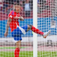 Carlos Lampe le manda un palito a Eduardo Vargas por el gol de la selección chilena a Bolivia