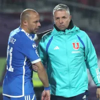 Gustavo Álvarez reacciona por el apriete de los jugadores de U de Chile