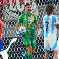 Sí podían castigar a Argentina: FIFA sanciona a Dibu Martínez por gestos tras el partido contra Chile