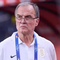 ＂Llamen a Suárez y pídanle perdón＂: Uruguayos exigen la salida de Marcelo Bielsa y lo despiden entre pifias