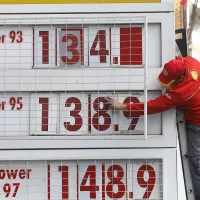 ¡Baja el precio de la bencina! Revisa qué dijo ENAP este jueves 17 de octubre