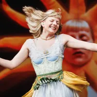 ¿Quién es AURORA y por qué su música encanta al mundo? La voz de Runaway llega a Chile