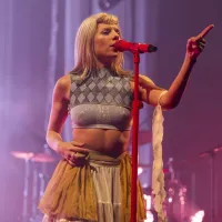 AURORA conquista al público chileno con un concierto de lágrimas, euforia y un Movistar Arena repleto
