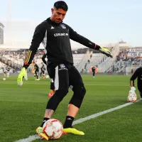 Colo Colo blinda a su nuevo arquero ante inminente salida de Brayan Cortés