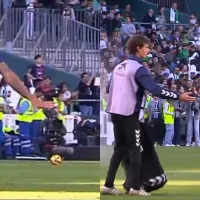 Raphinha y Szczęsny se burlan de un recogepelotas previo al empate del Barcelona contra el Betis