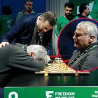 Ajedrecista llora desconsolado tras quedar fuera del Mundial Blitz por no lograr hacer su jugada a tiempo