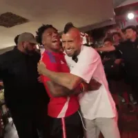 Junte para la historia: Speed y Arturo Vidal jugaron al ＂hoyito patada＂