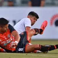 Esteban Pavez critica el pésimo estado de la cancha del Monumental: “No soy jardinero, pero…”